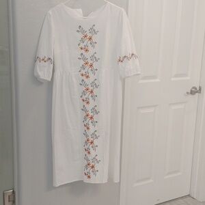White cotton embroidery dress size medium. Petallush size M zips up in back